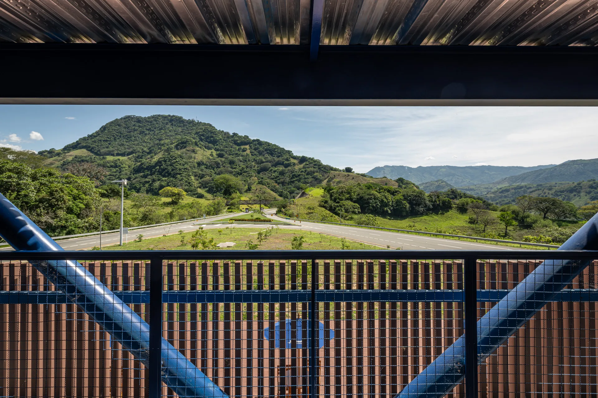 Vista aérea del centro de atención mostrando su implantación lineal en la autopista.